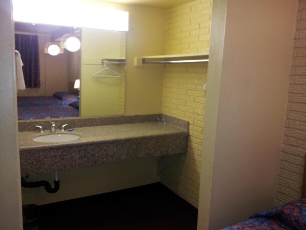 Economy Inn Фармингтън Екстериор снимка